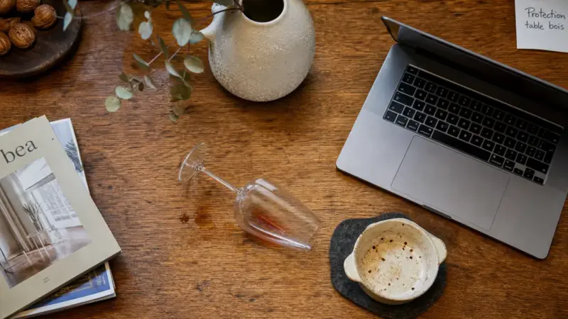 Protection table bois : choisir entre verre trempé, plexiglas et finition invisible