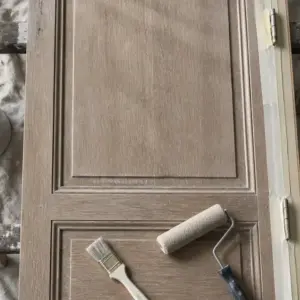 Peindre une porte en bois : la méthode pas à pas pour un rendu professionnel